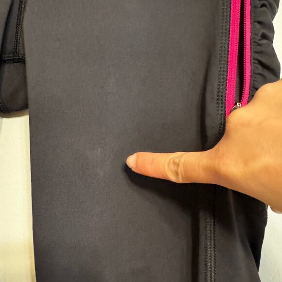 Lululemon Crop Ruched Knee Zipper Pockets Capri Leggings Size 6 Black Pink - Picture 6 of 6